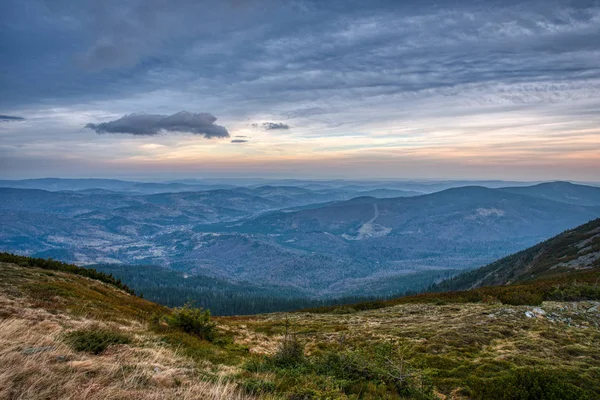 View with mountains to the neighborhood with cloudy weather, poland slovakia, babia gora mountain — 스톡 사진