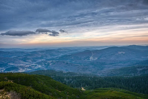 Vista com montanhas para o bairro com tempo nublado, polônia eslováquia, babia gora montanha — Fotografia de Stock