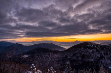 Güzel gökyüzü ile dağlarda gün doğumu, Slovakya Velky Rozsutec