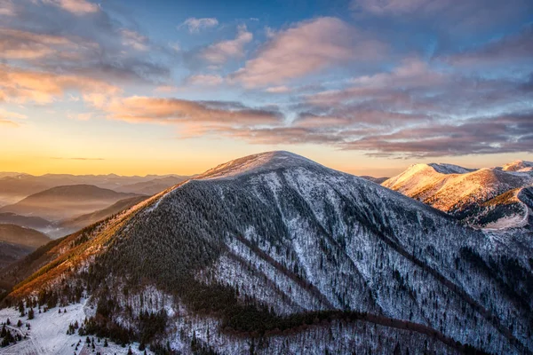 雪の山の上に美しい日の出マラFatra — ストック写真