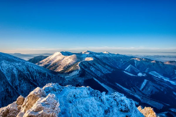 Όμορφη ανατολή πάνω από τα βουνά χιόνι Mala Fatra — Φωτογραφία Αρχείου