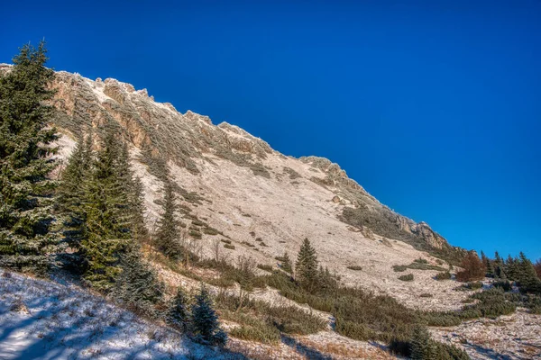 Parcialmente cubierto por la hermosa montaña Velky Krivan, Eslovaquia —  Fotos de Stock