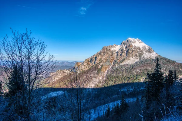 Parcialmente cubierto por la hermosa montaña Velky Krivan, Eslovaquia —  Fotos de Stock