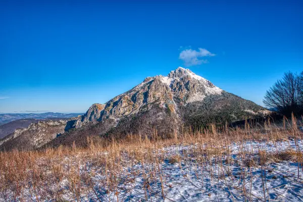 Gedeeltelijk bedekt door de prachtige berg Velky Krivan, slowakije — Stockfoto