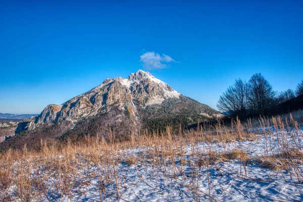 Gedeeltelijk bedekt door de prachtige berg Velky Krivan, slowakije — Stockfoto