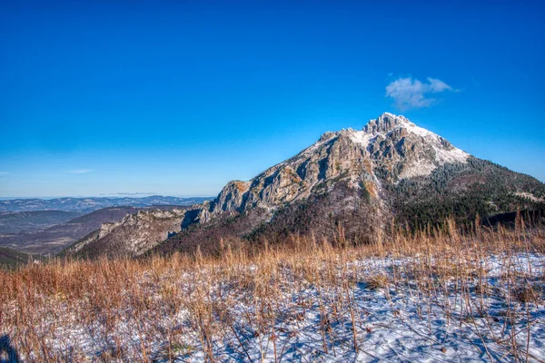 Parcialmente cubierto por la hermosa montaña Velky Krivan, Eslovaquia —  Fotos de Stock