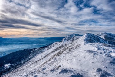 Bulutlu güzel karlı dağlar, Slovakya Mala Fatra