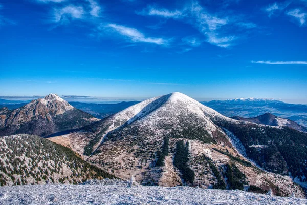 冬に雪で積み上げヴェルキーRozsutecとスタック,スロバキア — ストック写真