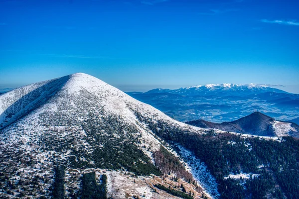 Arka planda High Tatras ile karların altındaki dağ