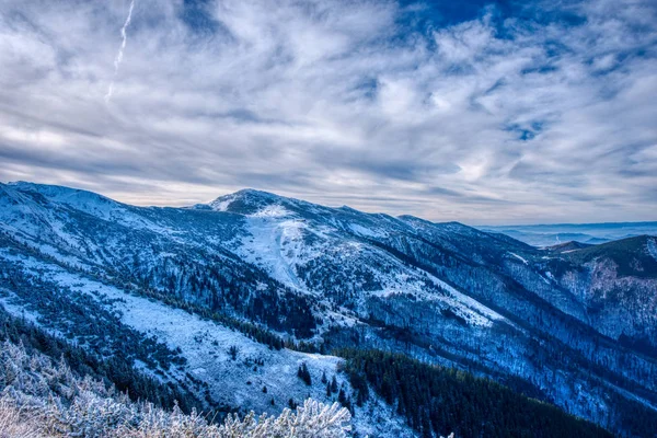Красивые снежные горы с облаками, Словакия Мала Фатра — стоковое фото