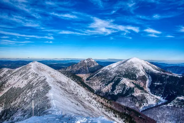 A beautiful clear day in the mountains with beautiful snow-covered hills, Mala Fatra, Slovakia — ストック写真