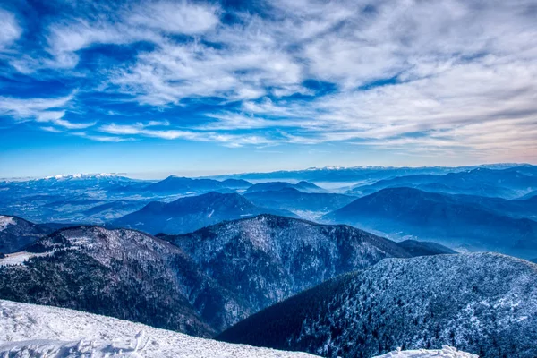 Krásný jasný den v horách s krásnými zasněženými kopci, Malá Fatra, Slovensko — Stock fotografie