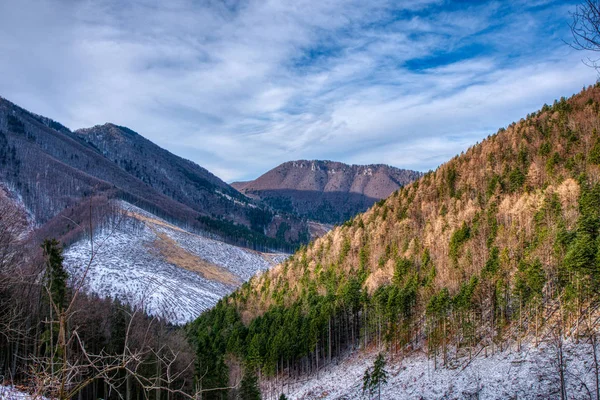 Трохи засніжені пагорби Самє Фатри, св. — стокове фото