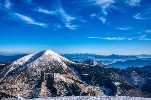 Montaña bajo cubierta de nieve con altos Tatras en el fondo Fotos de stock