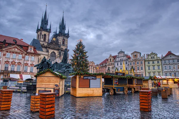 Eski kasaba meydanında Noel ağacı olan Noel pazarında insanlar yok, Prag — Stok fotoğraf