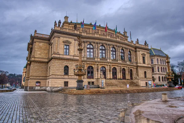 Rudolfinum Prag 'ın merkezinde, güzel gökyüzü, Çek Cumhuriyeti