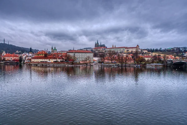 Historical part of Prague with castle and cathedral with vltava in foreground — 스톡 사진