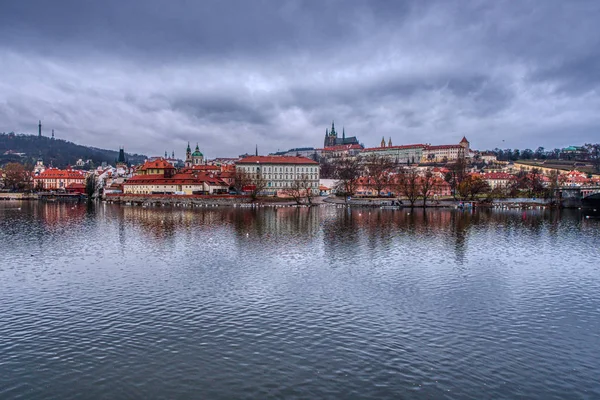 Historical part of Prague with castle and cathedral with vltava in foreground — 스톡 사진