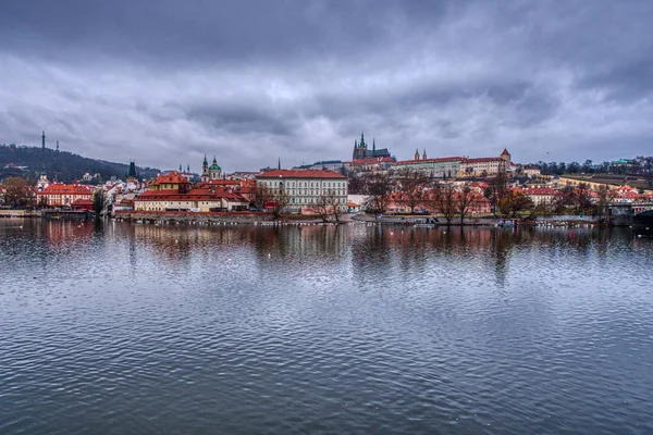 Historischer Teil von Prag mit Burg und Kathedrale mit Moldau im Vordergrund — Stockfoto