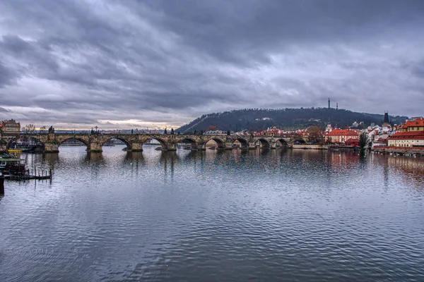 Ponte Charles sobre o Rio Vltava Em Praga — Fotografia de Stock