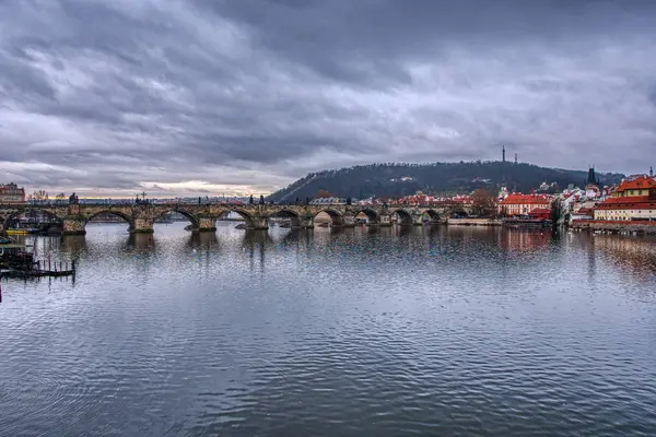 チャールズはプラハでヴルタヴァ川に架かる橋します。 — ストック写真
