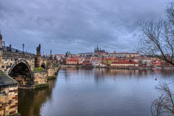 Krasluv bridge with castle and cathedral with beautiful cloudy sky — Stock Photo, Image