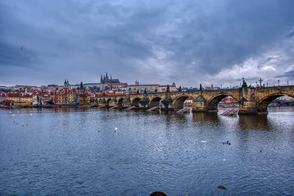 Krasluv-Brücke mit Burg und Kathedrale bei schönem bewölkten Himmel — Stockfoto