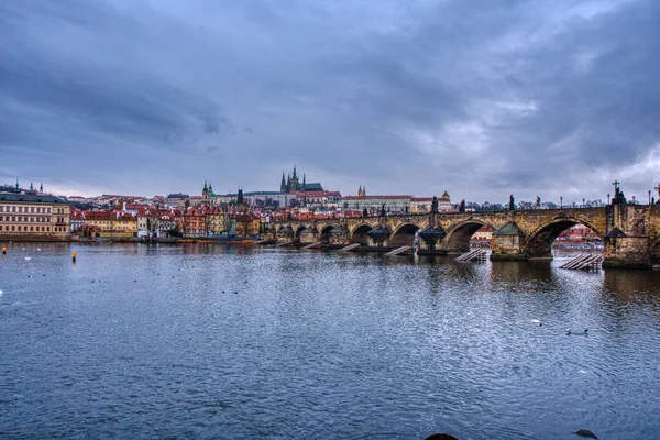 Ponte de krasluv com castelo e catedral com céu nublado bonito — Fotografia de Stock