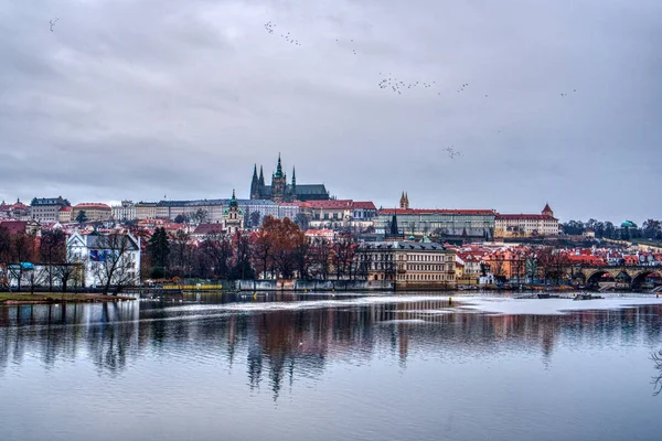 Katedrála s hradem z Vltavy v Praze — Stock fotografie