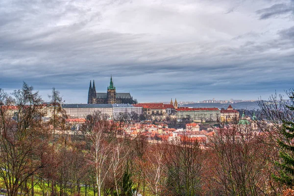 Widok na małą stronę w historycznej części Pragi z katedrą i zamkiem nad sadem — Zdjęcie stockowe