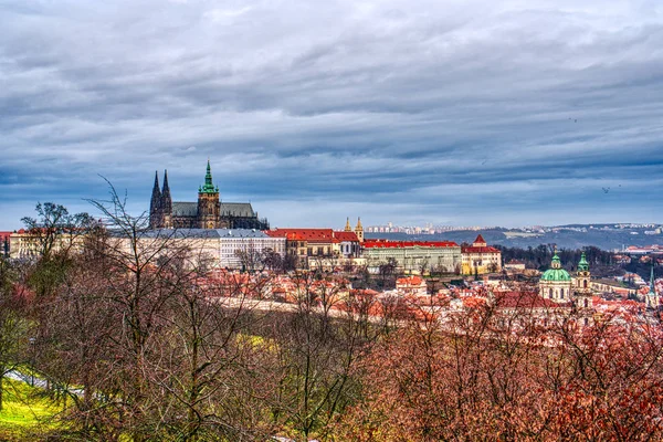 Mala Strana con catedral y castillo en praga con hermoso cielo —  Fotos de Stock