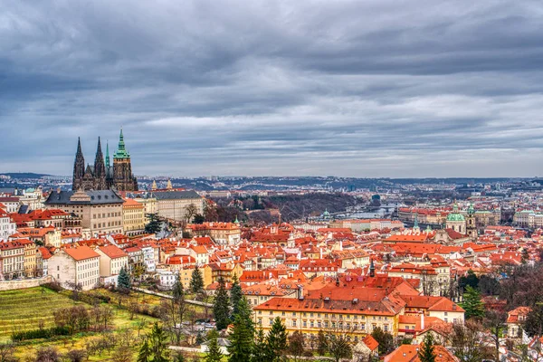 Mala Strana con catedral y castillo en praga con hermoso cielo —  Fotos de Stock