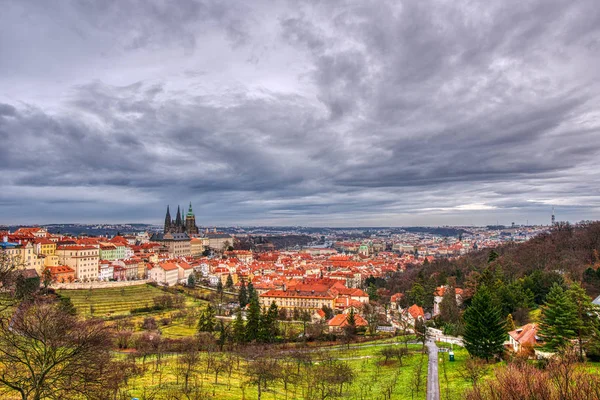 Huertos de árboles y en el fondo Mala Strana con catedral y castillo prague con hermoso cielo —  Fotos de Stock