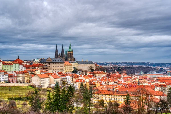 Hermosa vista de Mala Strana en Praga, Ciudad Pequeña de Praga —  Fotos de Stock