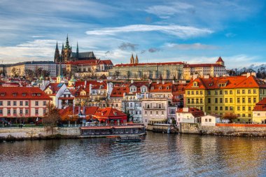 Günbatımında kale ve katedralle aydınlık küçük bir yer, Prag