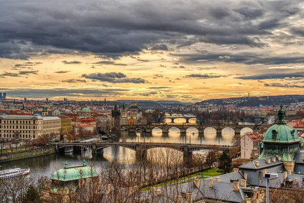 Bela vista das pontes sobre o rio Vltava em Praga — Fotografia de Stock