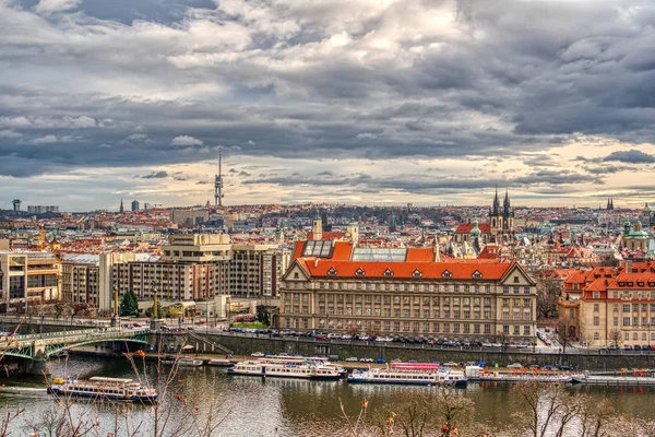 Prag köprüleri Prag şehir merkezinin bir kısmıyla güzel gökyüzü ve Çek — Stok fotoğraf