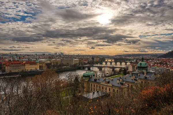 Praga mosty z części centrum Pragi z pięknym niebem, Czech — Zdjęcie stockowe