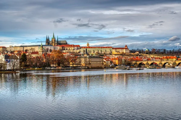 Prag 'ın tarihi bir parçası. Şatosu, katedrali ve Charles Köprüsü. Gün batımında güzelce aydınlatılıyor. — Stok fotoğraf