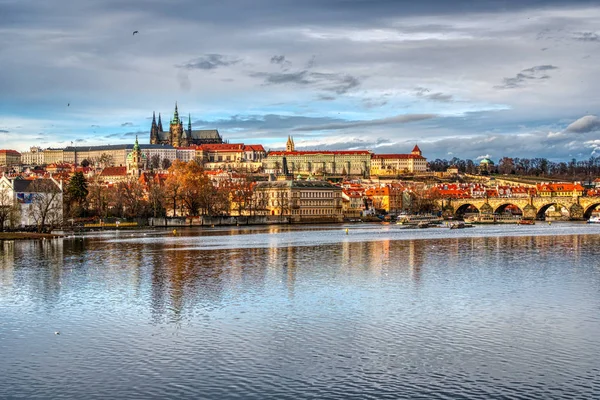 Parte histórica de la praga con el castillo y la catedral y el puente Charles bellamente iluminado por el atardecer, la praga checa — Foto de Stock