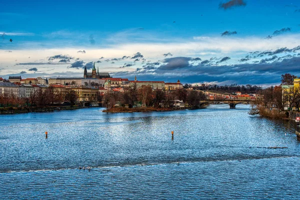 Karlův most s hradem a katedrálou v centru Prahy — Stock fotografie