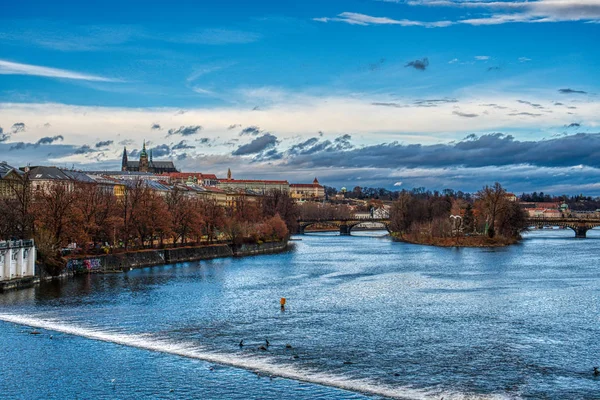 Pohled na řeku Vltavu s Karlovým mostem a katedrálou v Praze — Stock fotografie