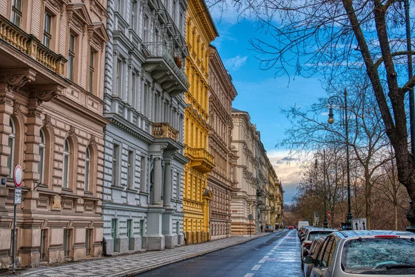 Güzel tarihi cadde Prag 'ın merkezinde arabalarla Vltava nehrinin kıyısında — Stok fotoğraf