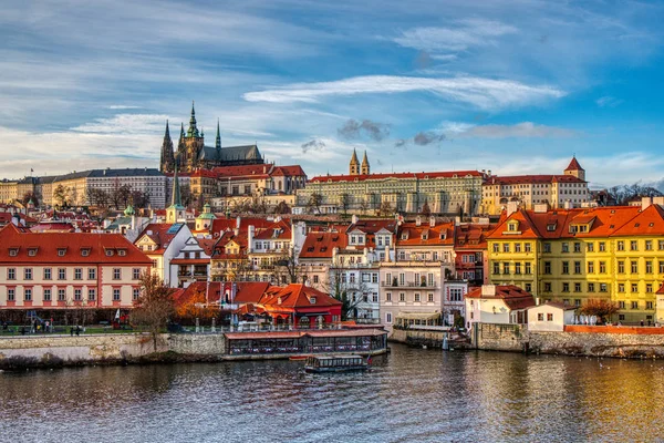 На заході сонця гарно освітлена маленька сторона з замком і собором, Прага. — стокове фото