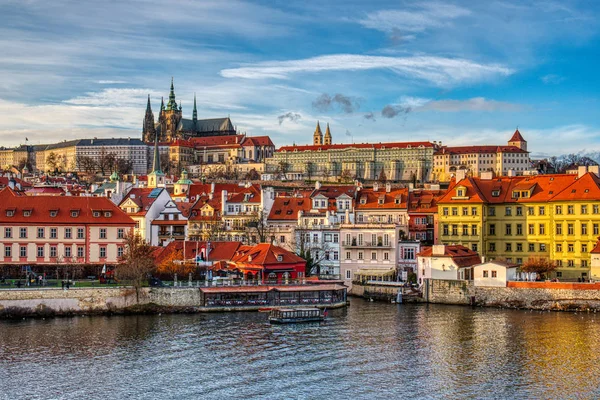 Günbatımında kale ve katedralle aydınlık küçük bir yer, Prag