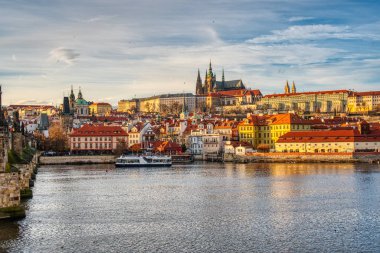 Gün batımında Charles Köprüsü ile Mala Strana harika aydınlatılıyor, Prag