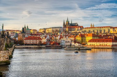 Gün batımında Charles Köprüsü ile Mala Strana harika aydınlatılıyor, Prag