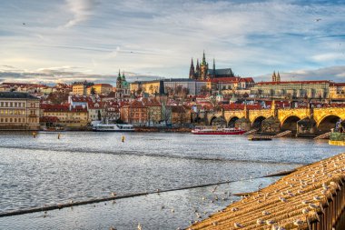 Gün batımında Charles Köprüsü ile Mala Strana harika aydınlatılıyor, Prag