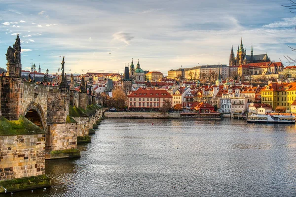 Gyönyörűen megvilágított Mala Strana Károly híddal naplementekor, Prágában — Stock Fotó