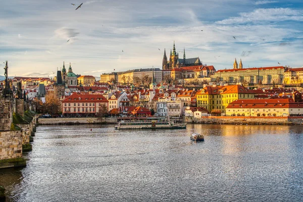 Vackert upplyst Mala Strana med Karlsbron vid solnedgången, Prag — Stockfoto